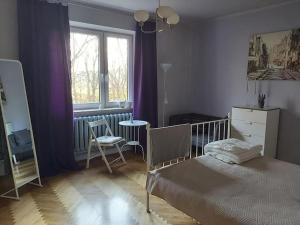 Postel nebo postele na pokoji v ubytování Apartament na parterze 2 pokoje i kuchnia