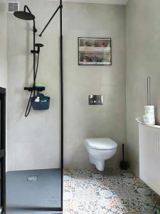 Koupelna v ubytování Apartament na parterze 2 pokoje i kuchnia + 7 fotografií