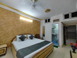 Postel nebo postele na pokoji v ubytování Hotel Swarajya Palace