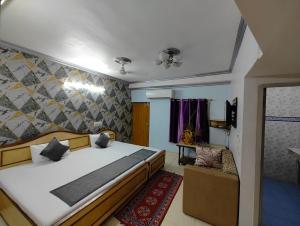 Postel nebo postele na pokoji v ubytování Hotel Swarajya Palace