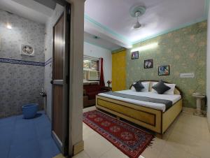 Postel nebo postele na pokoji v ubytování Hotel Swarajya Palace