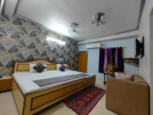 Postel nebo postele na pokoji v ubytování Hotel Swarajya Palace