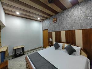 Postel nebo postele na pokoji v ubytování Hotel Swarajya Palace