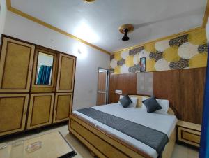 Postel nebo postele na pokoji v ubytování Hotel Swarajya Palace