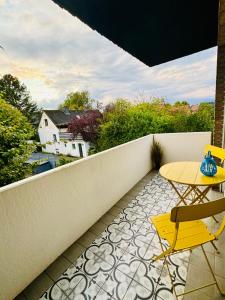 a patio with two chairs and a table on a balcony at Ferienwohnung Blau in Bad Zwischenahn