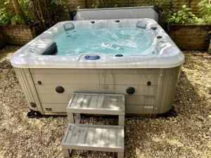 Billede fra billedgalleriet på April Cottage, luxurious accommodation for coast and forest with pool & hot tub i Hordle