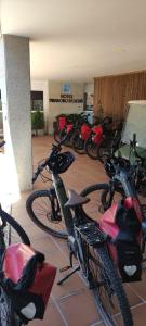 サンティアゴ・デ・コンポステーラにあるHotel Parking Miradoiro de Belvísの部屋に駐輪する自転車