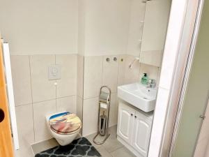 Un baño pequeño con inodoro y lavabo. en Turmhof Jüterbog, en Jüterbog 4 fotos más