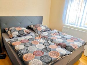 Una cama con dos almohadas encima en un dormitorio. en Turmhof Jüterbog, en Jüterbog