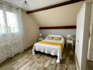 Postel nebo postele na pokoji v ubytování Au Nom des Dames, Maison et Table d'Hôtes, près de Chenonceau et du Zoo de Beauval