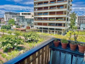 d'un balcon avec des plantes en pot et d'un bâtiment. dans l'établissement Appartement idéal en plein centre ville proche lac, à Annecy