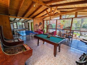un soggiorno con due tavoli da ping pong e un tavolo da biliardo di Habitación n°2 - La Casona Pucón a Pucón