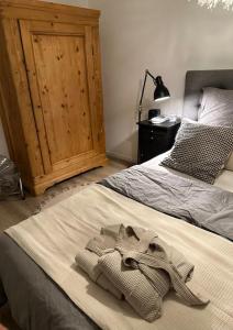 Una bata puesta en una cama en un dormitorio en Ruhige Stadtperle mit Garten, en Wiesbaden