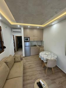 Kuchyň nebo kuchyňský kout v ubytování Alex Apartments ,50m from the sea,FREE PRIVATE PARKING