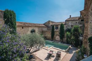 une cour avec piscine dans un immeuble dans l'établissement Mas Evalla, Charme, Piscine Chauffée et Vue Unique, à Saint-Pons-la-Calm