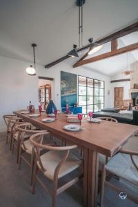 - une grande table et des chaises en bois dans l'établissement Mas Evalla, Charme, Piscine Chauffée et Vue Unique, à Saint-Pons-la-Calm