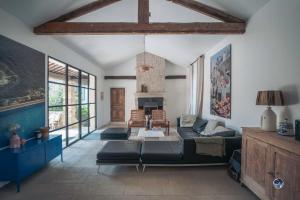 un salon avec un canapé et une cheminée dans l'établissement Mas Evalla, Charme, Piscine Chauffée et Vue Unique, à Saint-Pons-la-Calm