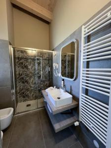 a bathroom with a sink and a mirror at Tenute Masullo in Pedale