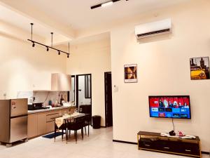 una cucina e una sala da pranzo con TV a parete di Large Familystay 3BR Stunning Sea & City-view, Georgetown a Jelutong