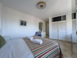 Posteľ alebo postele v izbe v ubytovaní Parque Marbella Three Bedroom Apartment