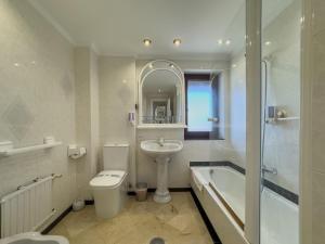 Kúpeľňa v ubytovaní Parque Marbella Three Bedroom Apartment