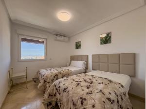 Posteľ alebo postele v izbe v ubytovaní Parque Marbella Three Bedroom Apartment