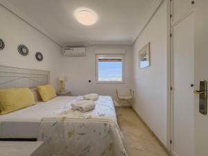 Posteľ alebo postele v izbe v ubytovaní Parque Marbella Three Bedroom Apartment