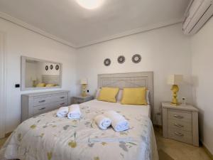 Posteľ alebo postele v izbe v ubytovaní Parque Marbella Three Bedroom Apartment