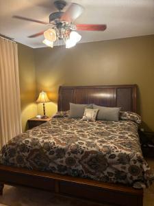 ein Schlafzimmer mit einem Bett mit Deckenventilator in der Unterkunft Beach Front Condo in Panama City Beach in Panama City Beach + 32 Fotos
