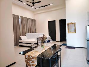 un soggiorno con un tavolo e un divano di Large Familystay 3BR Stunning Sea & City-view, Georgetown a Jelutong