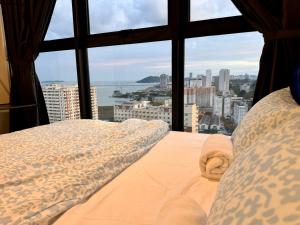Posto letto in camera con vista sulla città di Large Familystay 3BR Stunning Sea & City-view, Georgetown a Jelutong Altre 78 foto