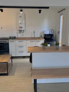 Η κουζίνα ή μικρή κουζίνα στο Balcón Austral beautiful apartment with incredible views of the mountains and the city