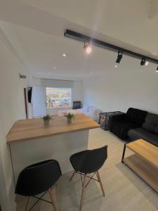 Μια τηλεόραση ή/και κέντρο ψυχαγωγίας στο Balcón Austral beautiful apartment with incredible views of the mountains and the city