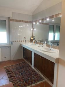 a bathroom with two sinks and a large mirror at Villa Amalia in Montalto Uffugo +63 photos