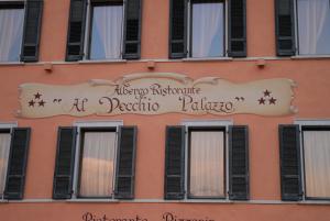 un panneau sur le côté d'un bâtiment dans l'établissement Al Vecchio Palazzo, à Casto