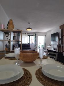 ein Tisch mit Tellern und Gläsern darauf in der Unterkunft Casa Padrón! Paraíso junto al MAR in Puerto de Santiago