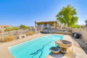 una piscina nel cortile di una casa di Water Views and Close to Beach Home in Lake Havasu a Lake Havasu City