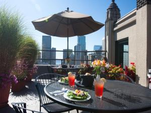 西雅圖的住宿－弗吉尼亞梅森酒店，一张带食物盘子和雨伞的黑桌