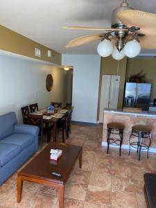 ein Wohnzimmer mit Sofa und Tisch in der Unterkunft Beach Front Condo in Panama City Beach in Panama City Beach