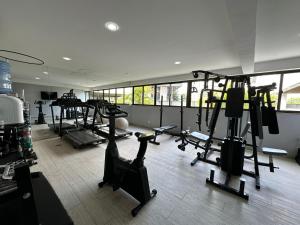 - une salle de sport avec plusieurs tapis de course et machines dans l'établissement Flat Beach Class Conselheiro para 5 pessoas - 02 quartos, à Récife