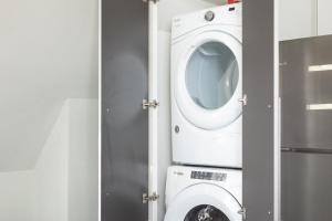 une laveuse et une sécheuse dans une pièce avec une porte dans l'établissement Downtown Luxury 1BR Loft, à Milwaukee