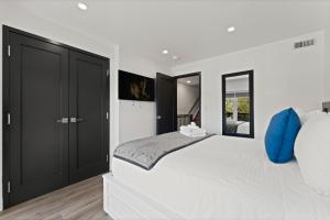Φωτογραφία από το άλμπουμ του Luxury 3 level, 3 Bedroom 171-1 Condos σε Leamington +27 φωτογραφίες