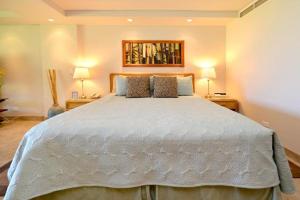 una camera da letto con un letto grande con due lampade di Maui Eldorado Condo J120 a Kaanapali Altre 17 foto
