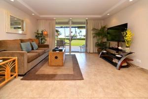 un soggiorno con divano e TV a schermo piatto di Maui Eldorado Condo J120 a Kaanapali