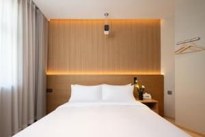 Shanghai Captain 5 Youth Hotel - Xinzhuang Metro Station 객실 침대
