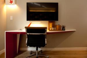 a desk with a television and a lamp on top of it at NobleDEN Hotel in New York
