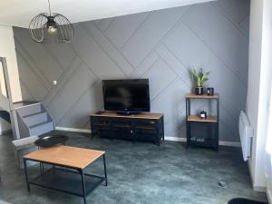 Camera con TV a schermo piatto, tavolo e tavolo sidx sidx. di À louer, charmante maison à Douai a Douai