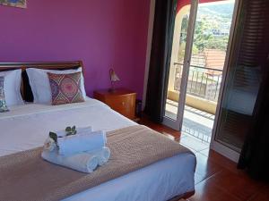 una camera da letto con un letto con asciugamani sopra di Casa Central - Peceful Mountain Retreat in Calheta a Ribeira do Raposo