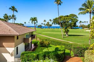 un resort con campo da golf e palme di Maui Eldorado Condo I204 a Kaanapali