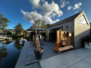 a black building with a potted tree on a patio at Pakhuis Prins in Zaandam